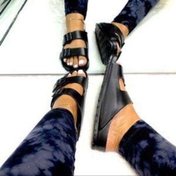 !! NEW !! Lightweight Double Buckle Sandals in Black - Picture 7 of 7